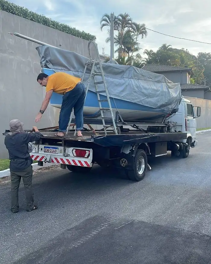 Embarcação sendo transportada sobre carreta pela Acelera Guincho SP