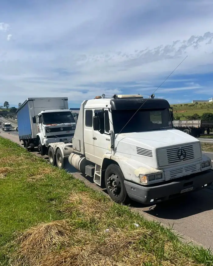 Caminhão e carreta atendidos na rodovia pela Acelera Guincho SP